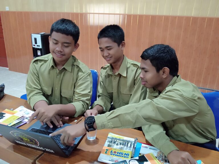 Santri Pesantren Ulil Albab 2 Ngawi Padukan Sejarah Candi Prambanan dan Bahasa Inggris untuk Persiapan Study Lapangan Internasional