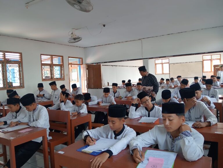 Mudir Pesantren Ulil Albab 2 Ngawi Pantau Langsung Ujian Akhir Semester Genap (UAS) T.A 2024/2025.