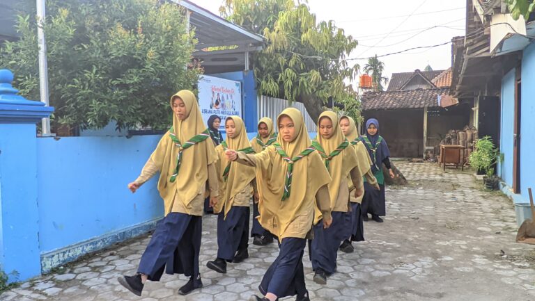 Latihan Kepanduan HW SMP Muhammadiyah 6 Ngawi: Tanamkan Disiplin dan Keterampilan Dasar