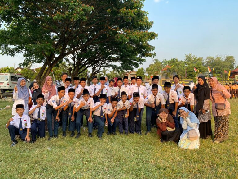 HUT ke-80 RI: Santri Ulil Albab 2 Ngawi Ikut Upacara Penurunan Bendera di Lapangan Merdeka.