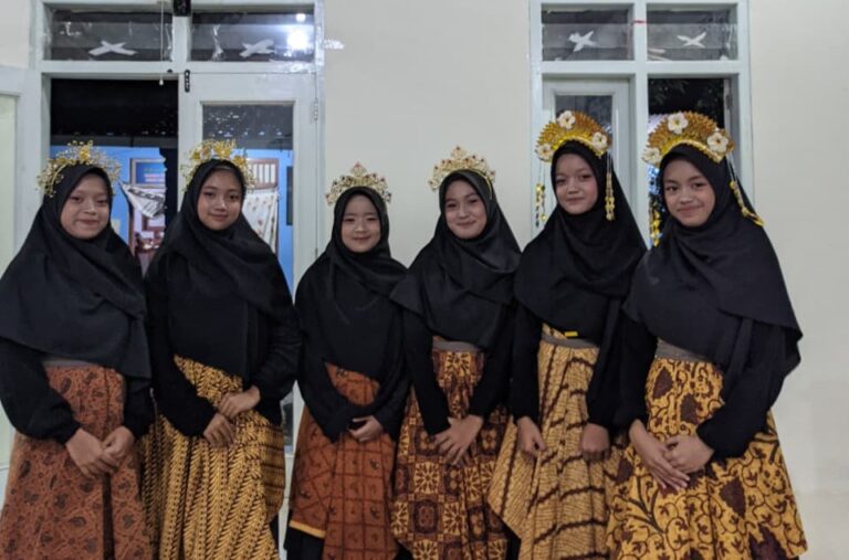 Meriah! Santri Ulil Albab 2 Ngawi Ikut Jalan Sehat dan Pentas Seni HUT ke-80 RI di Desa Pakah
