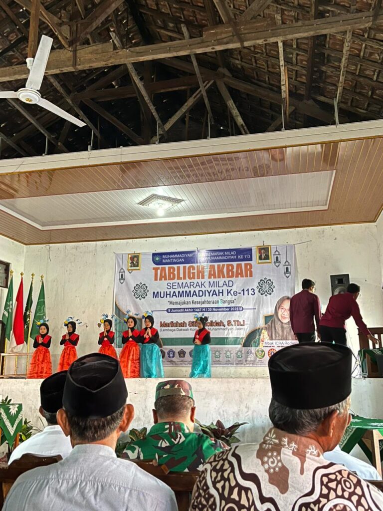 Santri PP Ulil Albab 2 Ngawi Mengikuti Tabligh Akbar di Balai Desa Mantingan dalam Rangka Memperingati Milad Muhammadiyah ke-113